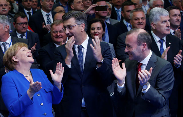 “포퓰리즘 반대” 18일 앙겔라 메르켈 독일 총리가 크로아티아 수도 자그레브에서 안드레이 플렌코비치 
크로아티아 총리, 차기 유럽연합(EU) 집행위원장의 유력 후보인 만프레트 베버 유럽국민당 대표(앞줄 왼쪽부터)와 박수를 치며 웃고
 있다. 자그레브=AP 뉴시스