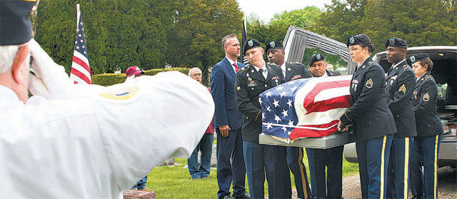 17일(현지 시간) 6·25전쟁 참전용사인 미군 존 크레브스 상병의 유해가  미국 일리노이주 스털링시 캘버리 묘지로 운구되고 있다. 그는 1950년 7월 전의·조치원전투에서 전사했다. 지난해 뒤늦게 그의 신원이 확인됐고 69년 만에 고향으로 돌아올 수 있었다. 크레브스 상병은 이날 같은 전투에서 목숨을 잃은 쌍둥이 형제 조지 일병 옆에 안장됐다. 조지의 유해는 당시 전투 직후 수습됐다. 스털링=AP 뉴시스