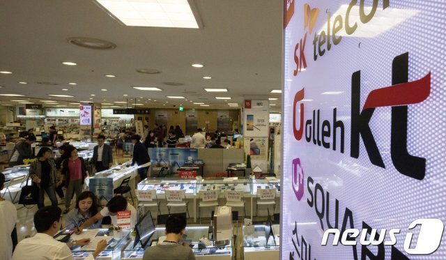서울 구로구 신도림 테크노마트에서 시민들이 휴대폰 매장을 둘러보고 있다. © News1