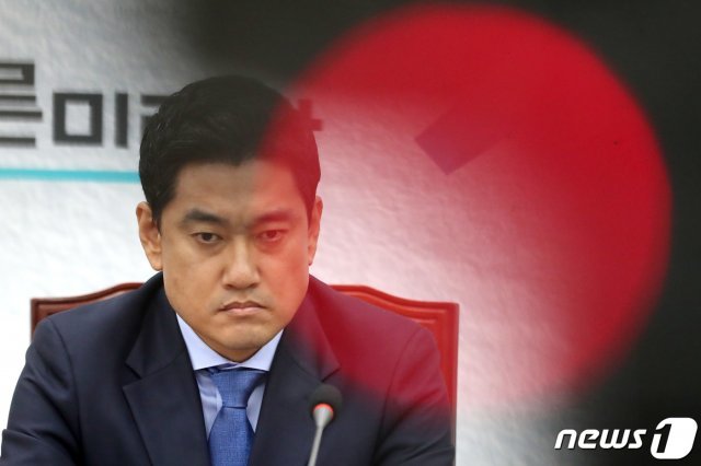 오신환 바른미래당 원내대표가 17일 오전 서울 여의도 국회에서 열린 제97차 최고위원회의에서 생각에 잠겨 있다. 2019.5.17/뉴스1 © News1