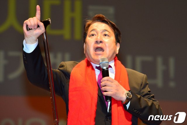 한국당 당 대표에 출사표를 던진 심재철 의원이 지난 2월8일 오후 포항문화예술회관에서 열린 포항남·울릉 당원 교육에 앞서 인사말을 하고 있다.2019.2.8/뉴스1 © News1