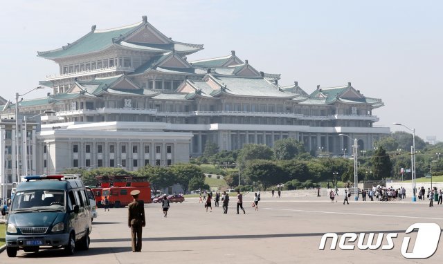 평양 순안공항에서 시내로 향하는 거리에 시민들이 일상을 보내고 있다. © News1 평양사진공동취재단