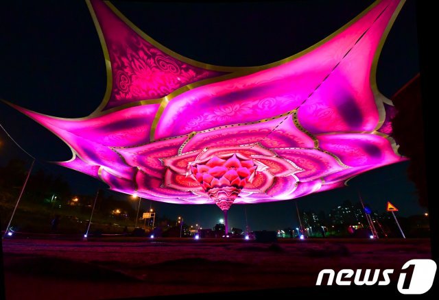 지름 35m, 높이 8m 규모의 장미아트그늘막. © 뉴스1