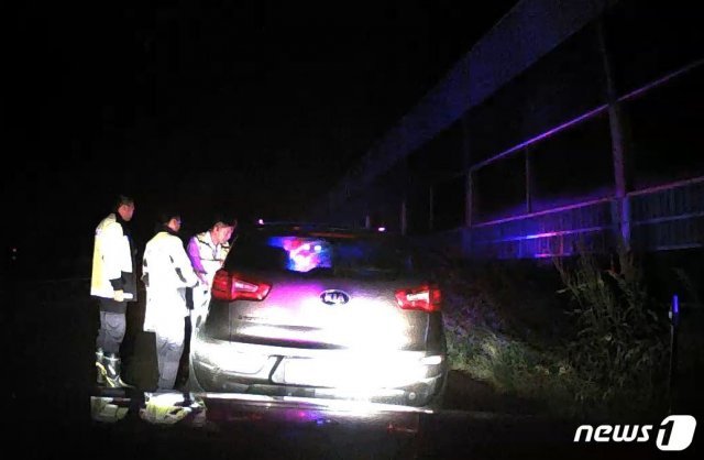 지난 19일 오후 11시30분쯤 경부고속도로 상행 20.6km 지점에서 음주운전을 하던 스포티지가 경찰에 적발됐다. 경찰이 스포티지 운전자 A씨(31)를 검문하는 모습.(부산지방경찰청 제공)© 뉴스1