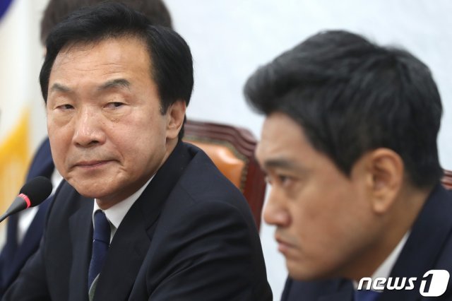 손학규 바른미래당 대표가 20일 오전 서울 여의도 국회에서 열린 제98차 최고위원회의에서 오신환 원내대표를 바라보고 있다. 2019.5.20/뉴스1 © News1