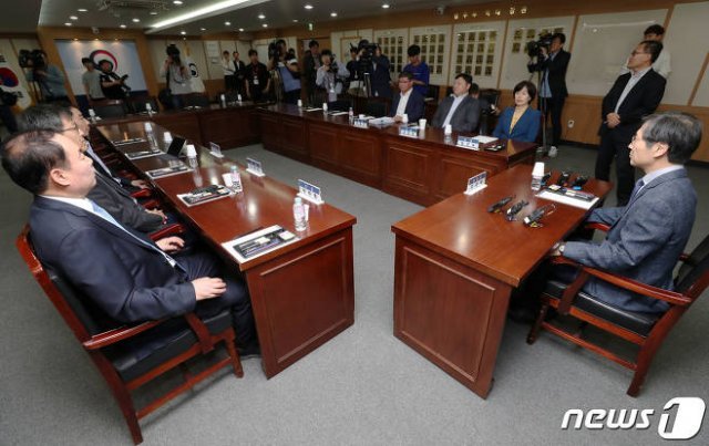 사진=뉴스1 김갑배 법무부 검찰 과거사위원회 위원장(오른쪽)과 위원들이 지난 13일 오후 경기 과시 법무부에서 열린 회의에 참석해 자리하고 있다.