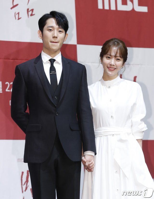 배우 정해인, 한지민(오른쪽)이 20일 서울 구로구 라마다 서울 신도림에서 열린 MBC 수목드라마 ‘봄밤’ 제작발표회에서 포즈를 취하고 있다. ‘봄날’은 자신이 원하는 삶에 가치를 둔 도서관 사서 이정인(한지민 분)과 따스하고 다정하지만 때로는 강렬한 승부욕을 드러내는 약사 유지호(정해인 분), 서로를 몰랐던 두 사람은 불현 듯 찾아온 감정의 파동을 겪는 설렘 가득한 로맨스 드라마다. 2019.5.20/뉴스1 © News1