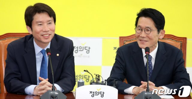 이 원내대표(왼쪽)와 윤소하 정의당 원내대표. 2019.5.9/뉴스1 © News1