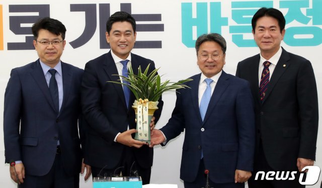 오신환 바른미래당 원내대표가 20일 서울 여의도 국회에서 예방한 강기정 청와대 정무수석으로 부터 문재인 대통령 축하난을 받고 있다. 2019.5.20/뉴스1 © News1