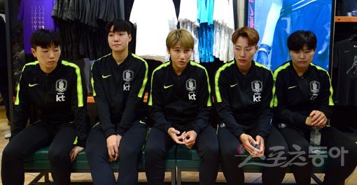 2019 프랑스 여자월드컵 대표팀 출정식 및 미디어데이가 20일 서울 강남구 스타필드 코엑스몰에서 열렸다. 미디어데이에서 여민지(가운데)가 취재진의 질문에 대답하고 있다. 김종원 기자 won@donga.com