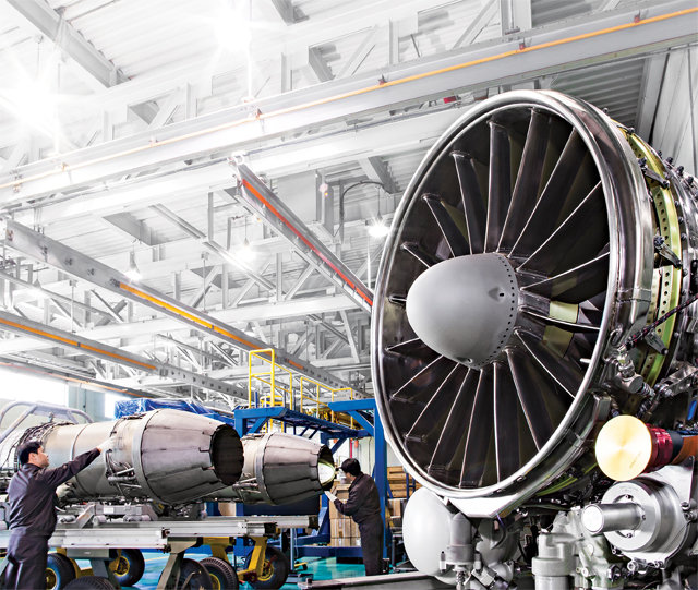 한화에어로스페이스 창원사업장에서 근로자가 항공기 엔진을 검사하고 있다. 한화에어로스페이스 제공