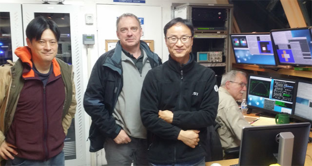 정태현 박사(왼쪽에서 세 번째)가 미국 하와이 마우나케아에 있는 전파망원경 JCMT로 관측 작업을 하다 동료들과 기념사진을 찍었다. 정태현 박사 제공