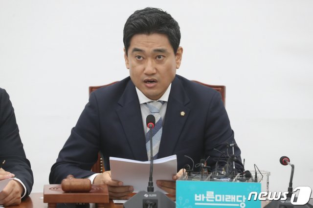 오신환 바른미래당 원내대표가 21일 오전 서울 여의도 국회에서 열린 제42차 원내대책회의에서 모두발언을 하고 있다. 2019.5.21/뉴스1 © News1