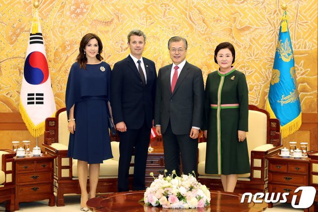 문재인 대통령과 부인 김정숙 여사가 20일 청와대 본관에서 한-덴마크 수교 60주년을 기념해 공식 방한한 프레데릭 덴마크 왕세자와 메리 왕세자비를 접견하고 있다. (청와대 제공) 2019.5.20/뉴스1