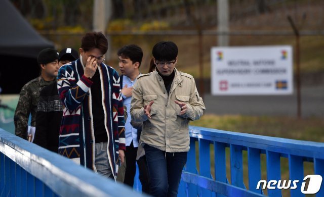 경기도 파주 판문점에서 열린 ‘4.27 판문점선언 1주년 기념식’ 에서 탁현민 대통령행사 자문위원이 관계자와 이야기를 나누고 있다.