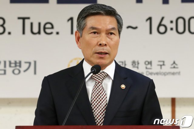 정경두 국방부 장관이 23일 오후 서울 여의도 국회 의원회관에서 열린 ‘방산수출 촉진을 위한 국방R&D의 역할’세미나에서 인사말을 하고 있다. 2019.4.23/뉴스1 © News1