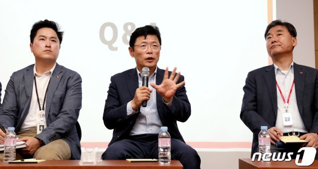 이형희 SK 수펙스추구협의회 SV위원회 위원장이 21일 오전 서울 종로구 서린동 SK서린빌딩 수펙스홀에서 열린 SK 사회적 가치 측정 설명회에서 취재진의 질문에 답하고 있다. 2019.5.21/뉴스1 © News1