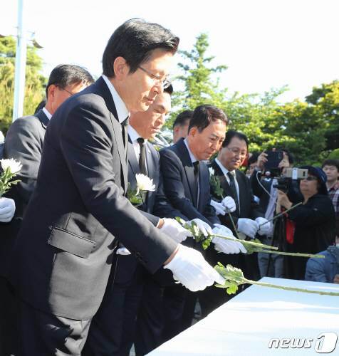 황교안 “진짜 독재자 후예 김정은 대변인” …靑 “말이 그 사람 품격” / 한국당 황교안 대표가 21일 오전 인천시 중구 자유공원에 있는 맥아더 동상에 헌화하고 있다.뉴스1.