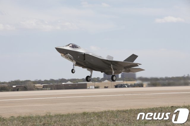 한국공군의 F-35A 1호기가 시험비행을 위해 이륙중인 모습. (방위사업청 제공) 2018.3.29/뉴스1