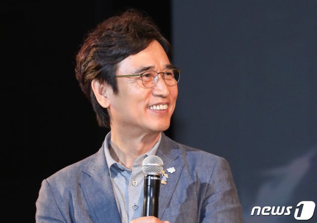 유시민 노무현재단 이사장이 19일 오후 부산 해운대구 영화의 전당 야외극장에서 열린 ‘노무현 전 대통령 서거 10주기 시민문화제’에서 미소를 짓고 있다. 2019.5.19/뉴스1 © News1