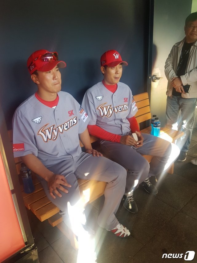 SK 와이번스 정현(왼쪽)과 오준혁.© 뉴스1