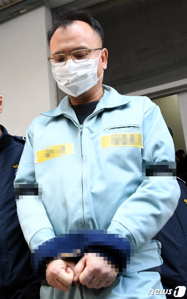 상습폭행과 마약류관리법 등의 혐의를 받는 양진호 한국미래기술 회장이 지난 2월21일 오후 경기도 성남시 수원지방법원 성남지원에서 열린 2차 공판을 마치고 호송차로 이동하고 있다. 2019.2.21/뉴스1 © News1