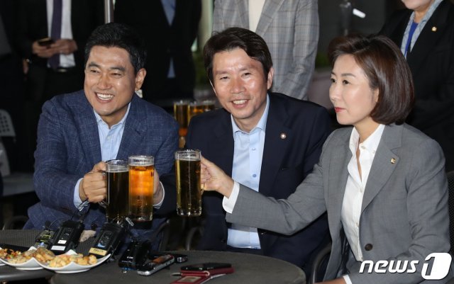 여야 3당 교섭단체 원내대표가 지난 20일 저녁 서울 여의도 국회 인근 호프집에서 ‘맥주 회동’을 하고 있다. © News1 국회사진취재단