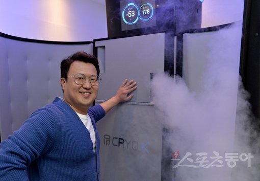 부산 스타 크라이오는 운동에 크라이오 테라피를 접목시켜 건강과 아름다움, 그리고 쉼을 추구하고 있다. 사진은 크라이오 장비 앞에서 미소 짓고 있는 채수명 대표. 부산｜김민성 기자 marineboy@donga.com