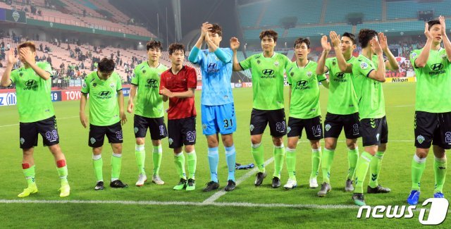지난달 24일 전북 전주시 전주월드컵경기장에서 열리는 2019 아시아축구연맹(AFC) 챔피언스리그 조별리그 전북 현대와 우라와 레즈의 경기에서 2:1로 승리한 전북 선수들이 팬들 앞에서 승리 세리모니를 하고 있다./뉴스1 © News1