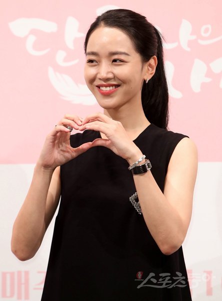 연기자 신혜선이 21일 서울시 강남구 임피리얼 팰리스 서울에서 열린 KBS 2TV 새 수목드라마 ‘단, 하나의 사랑’ 제작발표회에 참석해 포즈를 취하고 있다. 김진환 기자 kwangshin00@donga.com