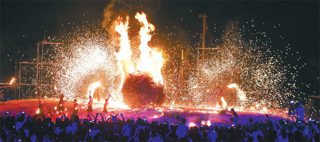 강원 춘천마임축제가 26일부터 8일 동안 열린다. 사진은 지난해 열린 폐막 프로그램 불의 도시; 도깨비난장’에서의 흥겨운 공연 모습. 춘천마임축제 제공