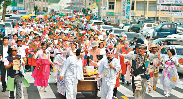 각설이들의 풍자와 해학을 즐길 수 있는 품바축제가 22∼26일 음성군에서 열린다. 사진은 축제 대표 프로그램인 전국품바 길놀이 퍼레이드. 음성군 제공