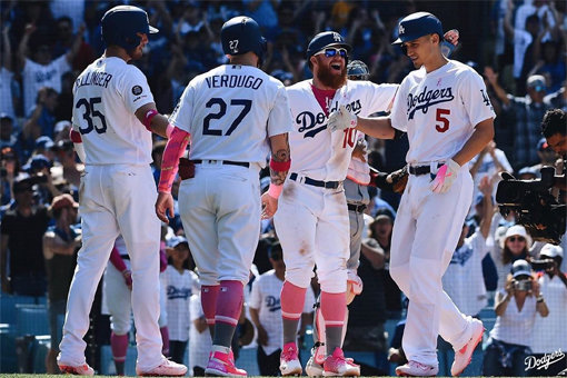 13일(한국시간) 류현진이 선발 등판한 마더스데이 경기에서 분홍색 장비를 착용한 LA 다저스 선수들. 사진출처｜LA 다저스 공식 SNS