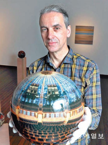 베른트 할프헤르와 작품 ‘Sphere(구)’. 파노라마 형태로 공간을 촬영한 사진을 구 형태에 잘라 붙인 뒤 코팅해 만들었다. 송은석 기자 silverstone@donga.com