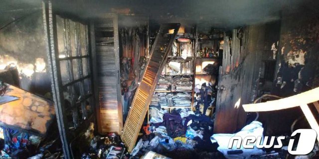 22일 오전 6시56분쯤 광주 동구 대인동 대인시장 내 한 상가주택 3층에서 불이 나 2명이 숨지고 1명이 구조됐다. 사진은 전소된 화재건물 3층 모습. (광주 동부소방서 제공)