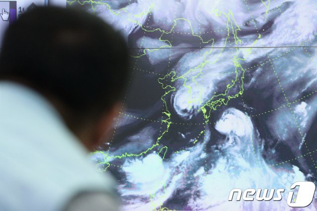 23일 오전 서울 동작구 기상청 국가기상센터에서 예보관들이 태풍 솔릭 경로를 확인하고 있다. © News1