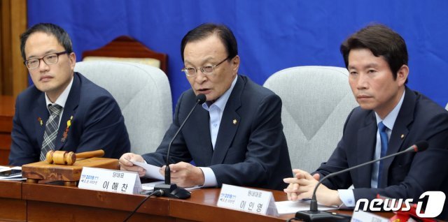 이해찬 더불어민주당 대표가 22일 서울 여의도 국회에서 열린 확대간부회의에서 발언하고 있다. 이해찬 대표는 이날 회의에서 황교안 자유한국당 대표를 향해 ‘원외에서 연일 강경 발언을 쏟아 내시는데 내일부터는 그만 하시라’고 말했다. 2019.5.22/뉴스1 © News1