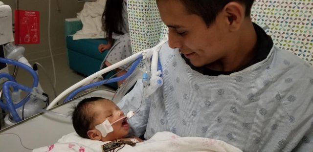 아이를 안고 있는 아버지 요바니 로페즈. (출처=세실리아 가르시아 페이스북) © 뉴스1