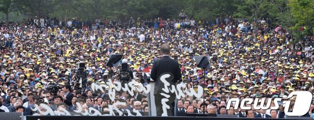 문재인 대통령이 5월23일 경남 김해시 진영읍 봉하마을에서 열린 노무현 전 대통령 서거 8주기 추도식에서 추도사를 하고 있다. © News1 사진공동취재단