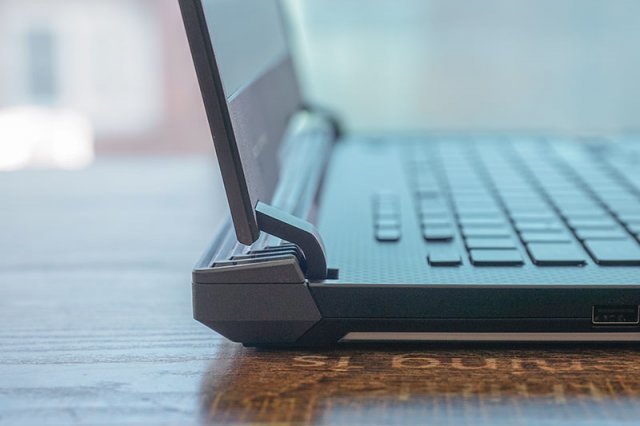 독특한 힌지 구조로 모니터를 자연스럽게 조금 더 높은 위치에 둘 수 있다, 출처: IT동아