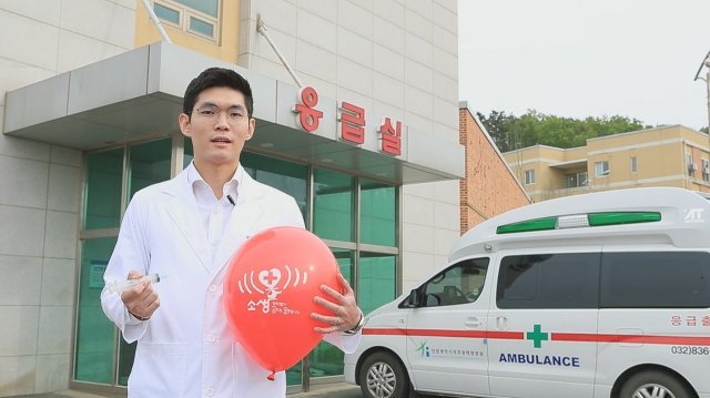18일 인천 옹진군 백령병원에서 정형외과 의사 이승열 씨가 소생 풍선을 터뜨리며 ‘닥터헬기 소리는 생명입니다’ 캠페인에 참여하고 있다.