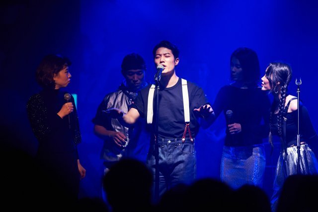 서울 용산구에서 18일 공연한 신생 밴드 ‘이날치’는 소리꾼 다섯, 베이스기타 둘, 드러머 하나로 구성됐다. 이날 공연에서 한 시간 넘게 ‘수궁가’의 스토리와 음악을 강렬하게 재해석했다. 유슬리스프레셔스 제공