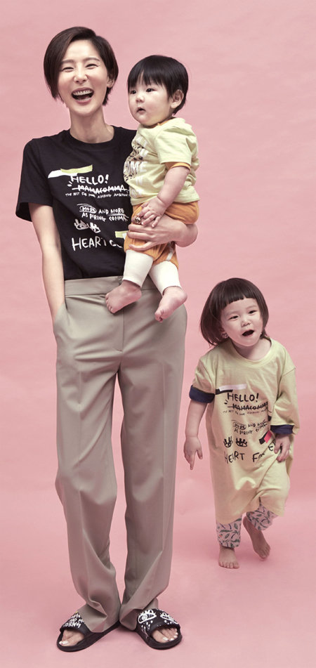 타이포그래피가 돋보이는 ‘하트 포 아이’ 캠페인 티셔츠를 입은 김나영과 두 아들.