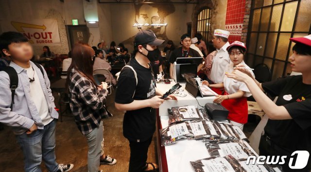 22일 미국 3대버거 중 하나인 유명 버거 브랜드 ‘인앤아웃버거(In-N-Out Burger)’ 팝업스토어가 마련된 서울 강남구 바비레드 강남점에서서 시민들이 주문을 하고 있다. . 2019.5.22/뉴스1