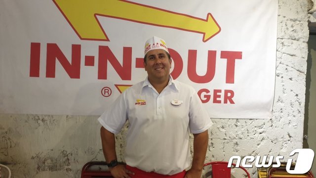 22일 서울 강남구에서 열린 인앤아웃 팝업스토어의 매니저 에릭 빌링. © 뉴스1