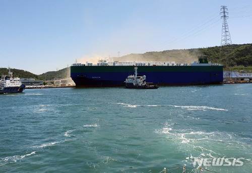 22일 오전 10시 16분께 울산 북구 현대자동차 선적장에 있던 차량 운반용 선박에서 불이 나 검은 연기가 올라오고 있다. 사진=뉴시스(울산해경 제공)