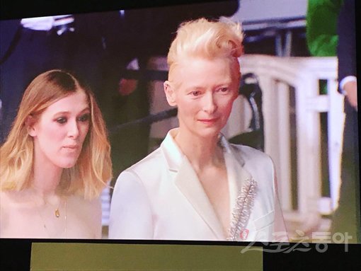 22일 오전 5시(한국시간) 칸 국제영화제 메인 상영관인 뤼미에르 대극장에서 열린 ‘기생충’ 공식 상영에 참석한 영국 배우 틸다 스윈튼(오른쪽). 칸(프랑스)｜이해리 기자 gofl1024@donga.com