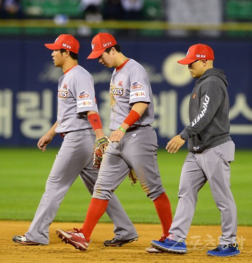 22일 서울 잠실야구장에서 ‘2019 신한은행 MY CAR KBO리그’ SK 와이번스와 LG 트윈스의 경기가 열렸다. SK 최항(가운데)이 5회말 2사 1루에서 수비 중 부상으로 교체되고 있다. 잠실｜김진환 기자 kwangshin00@donga.com