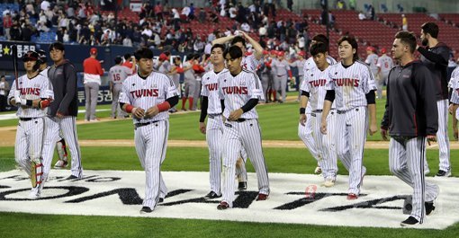 22일 서울 잠실야구장에서 열린 ‘2019 신한은행 MY CAR KBO리그’ SK 와이번스와 LG 트윈스의 경기에서 SK가 2-0 승리를 거두며 2연승과 함께 위닝시리즈를 기록했다. 경기 후 LG 선수들이 굳은 표정으로 그라운드를 빠져나가고 있다. 잠실｜김진환 기자 kwangshin00@donga.com