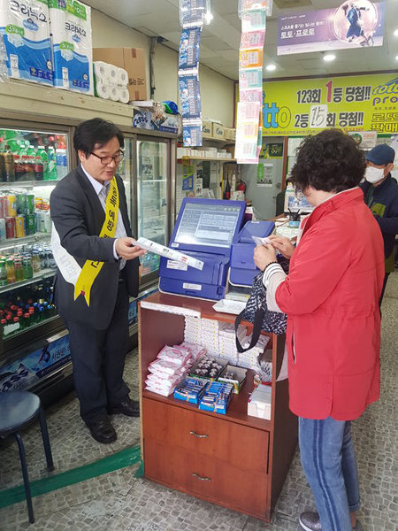 청소년 불법도박을 근절하기 위한 각계의 노력이 계속되고 있다. 케이토토는 정기적으로 ‘불법스포츠도박 근절 및 건전한 구매문화 만들기’ 캠페인을 벌이고(사진), 2010년 출범한 중독예방시민연대도 도박 예방 및 의식개선에 심혈을 기울이고 있다. 사진제공｜케이토토